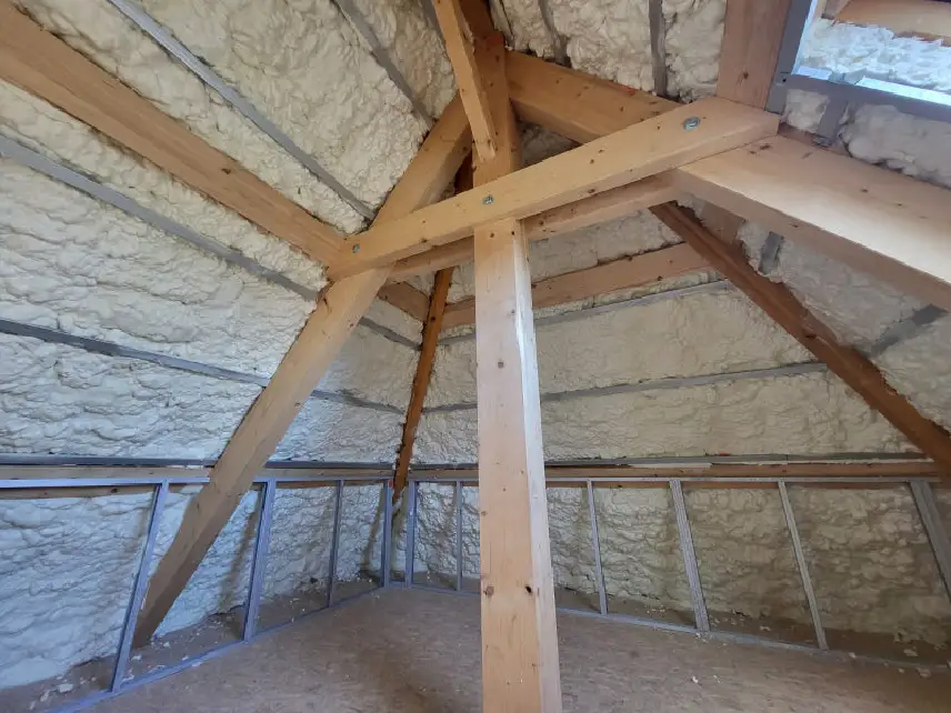 Isolation combles projection polyurethane 1 - Auvergne Sols