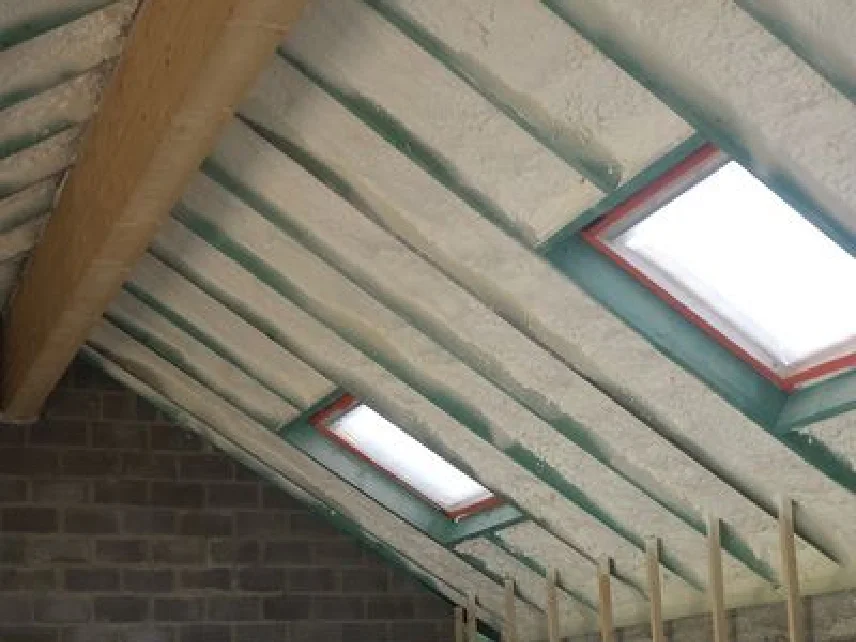 Isolation combles projection polyurethane 2 - Auvergne Sols