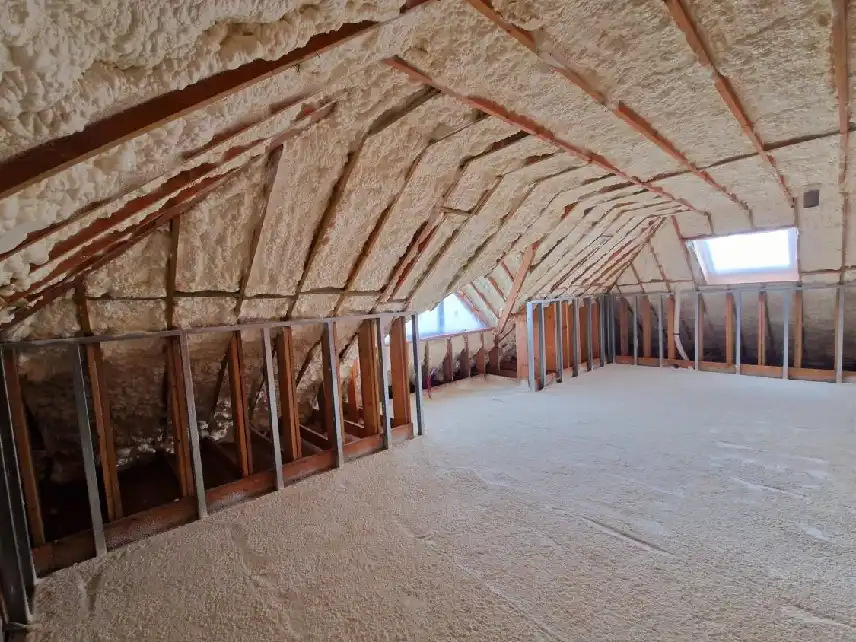 Isolation combles projection polyurethane 3 - Auvergne Sols