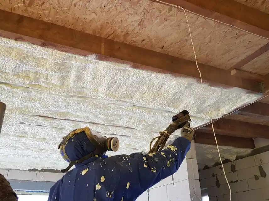 Isolation Plafond projection polyurethane 1 - Auvergne Sols