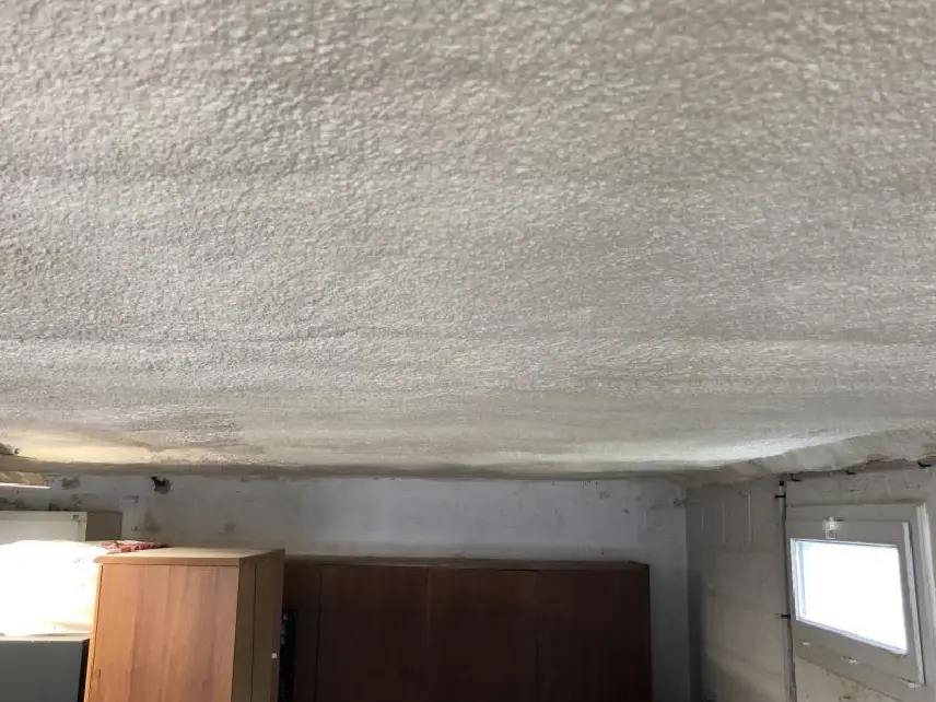 Isolation Plafond projection polyurethane 1 - Auvergne Sols