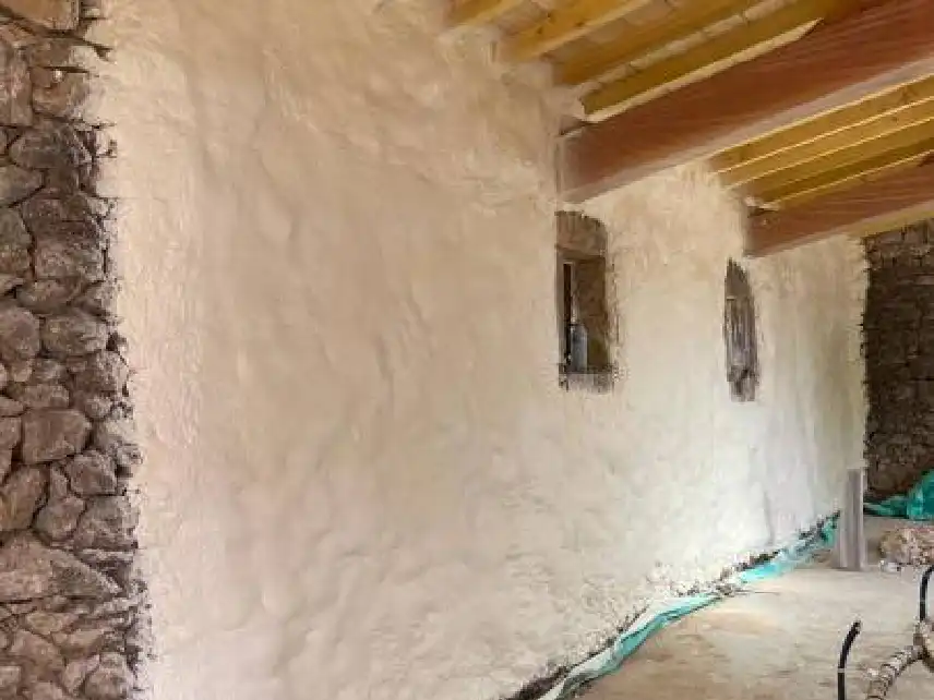 Isolation mur projection polyurethane 2 - Auvergne Sols