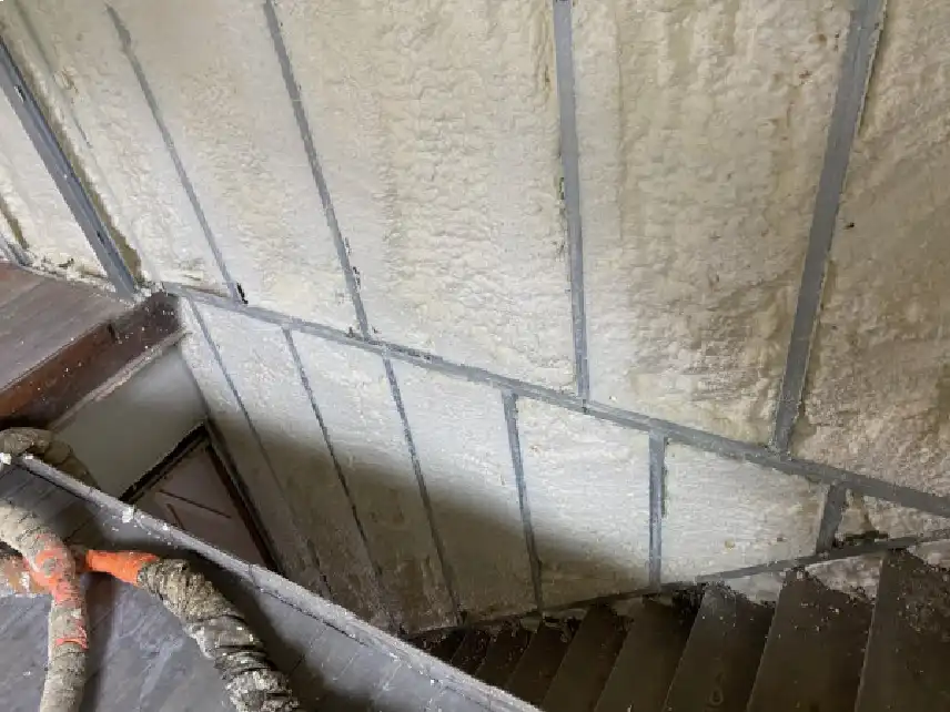 Isolation mur projection polyurethane 2 - Auvergne Sols